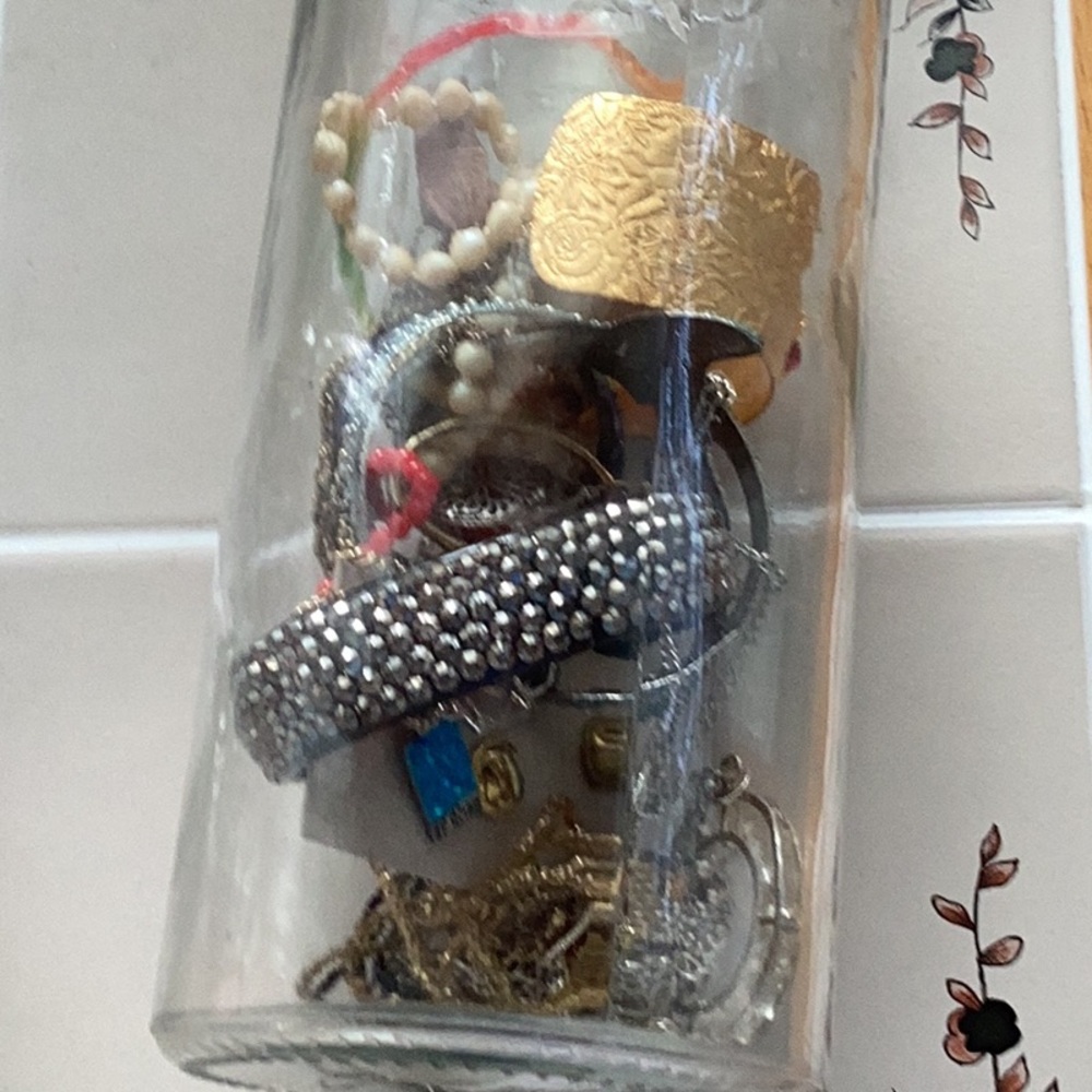 🌴Assorted Mystery Lot of 22 Assorted Jewelry Items Great Craft or Daily Wear 🌴